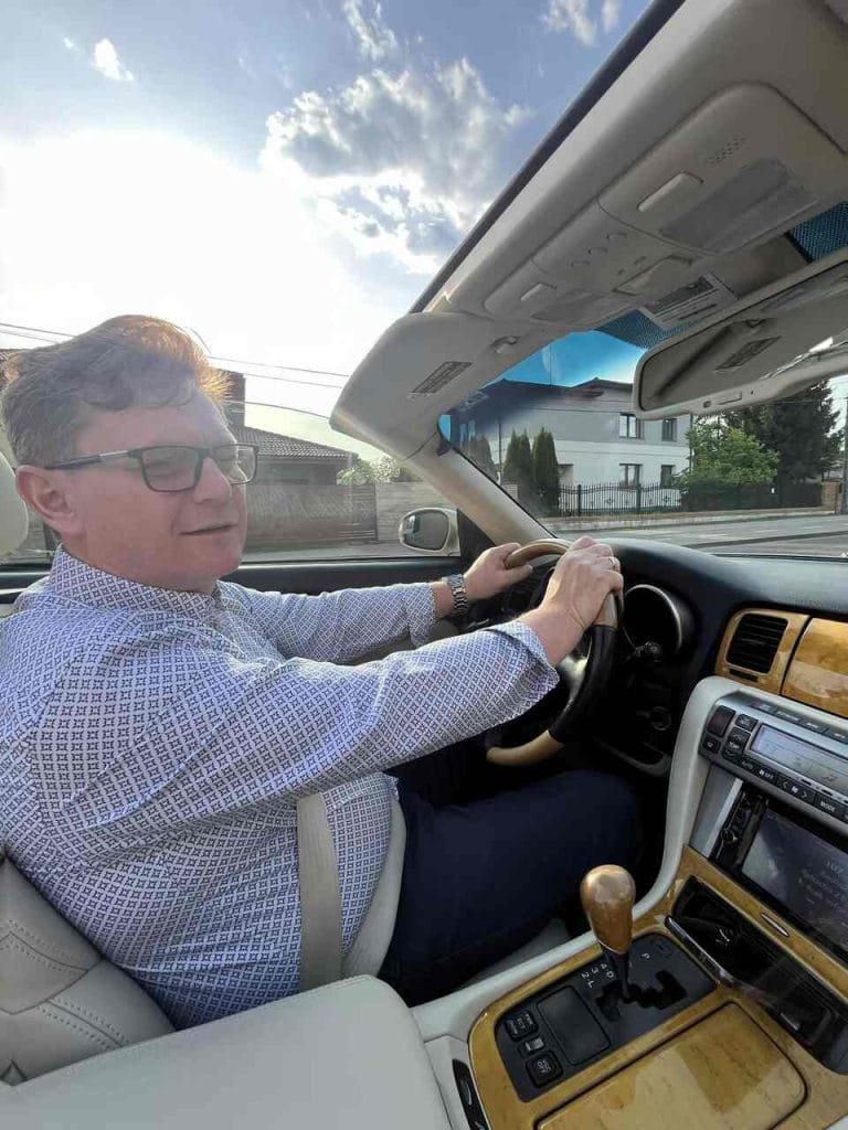 Tomasz Datczuk w jednym ze swoich aut z kolekcji.