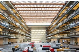 Sięgnij po najnowszy „PRZEWODNIK ARCHITEKTA” i poznaj dostępne na rynku rozwiązania oraz pomysły na aranżację strefy komunikacji.