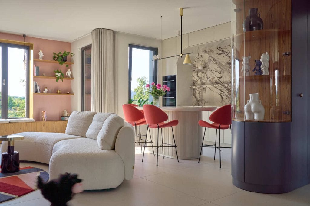 Garden of Delights – salon z kuchnią w apartamencie w Gdańsku. Tu kształty i kolory dostarczają codzienną energię dla domowników.