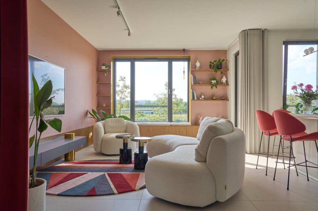 Garden of Delights – salon z kuchnią w apartamencie w Gdańsku. Tu kształty i kolory dostarczają codzienną energię dla domowników.