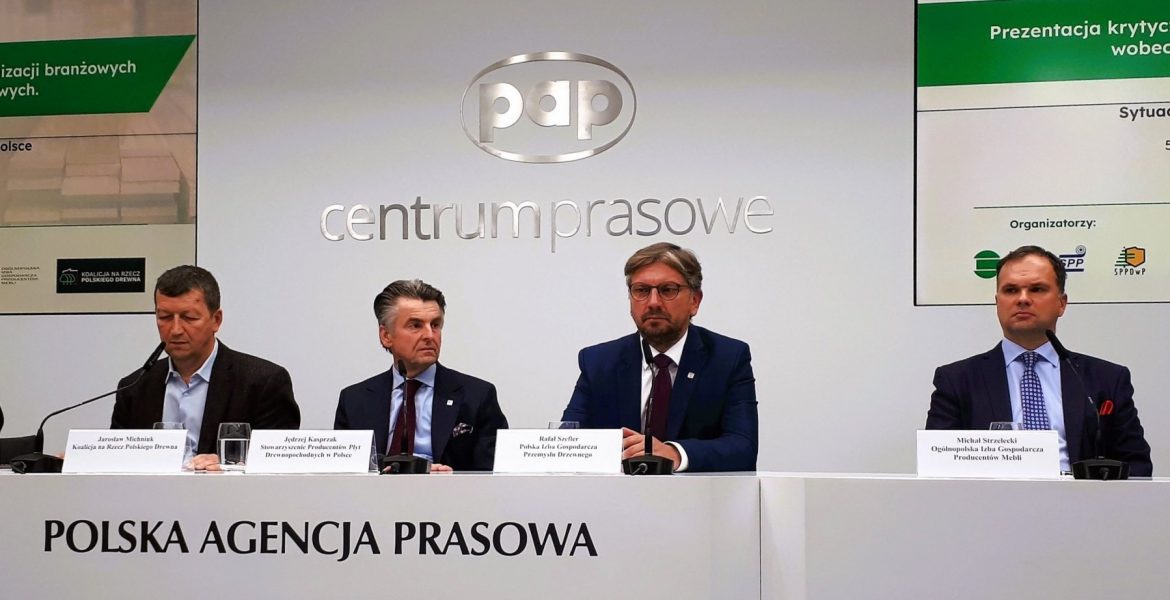 konferencja prasowa organizacji branżowych na temat zasad sprzedaży drewna
