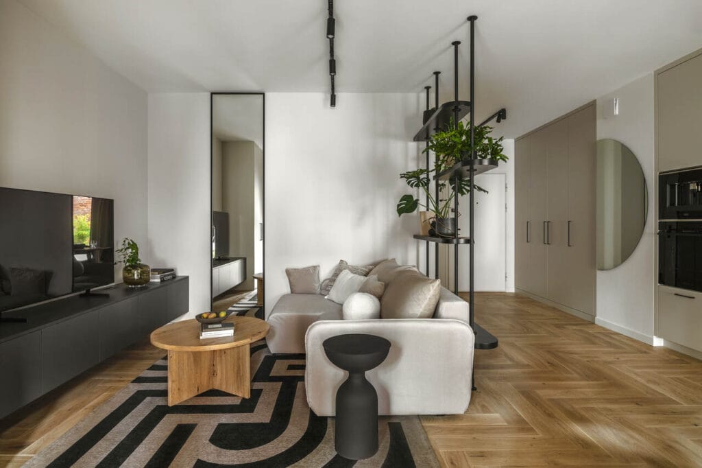 Salon w stylu modern classic z elementami loftu. Projekt: Decoroom. Fot. Kamila Markiewicz-Lubańska. Stylizacja: Maria Szymańska.