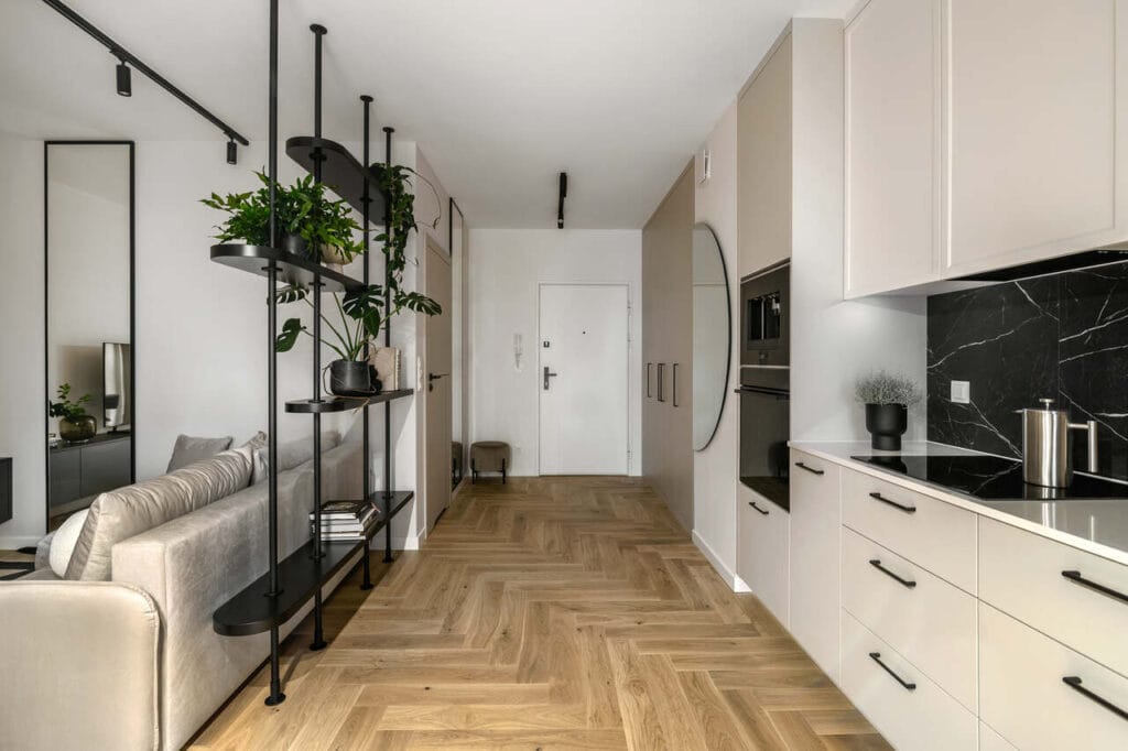 Kuchnia otwarta na salon w stylu modern classic. Projekt: Decoroom. Fot. Kamila Markiewicz-Lubańska. Stylizacja: Maria Szymańska.