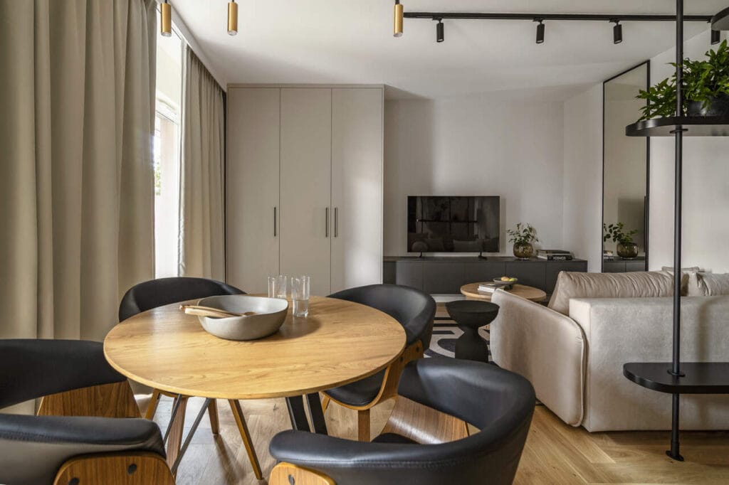 Salon w stylu modern classic z elementami loftu. Projekt: Decoroom. Fot. Kamila Markiewicz-Lubańska. Stylizacja: Maria Szymańska.