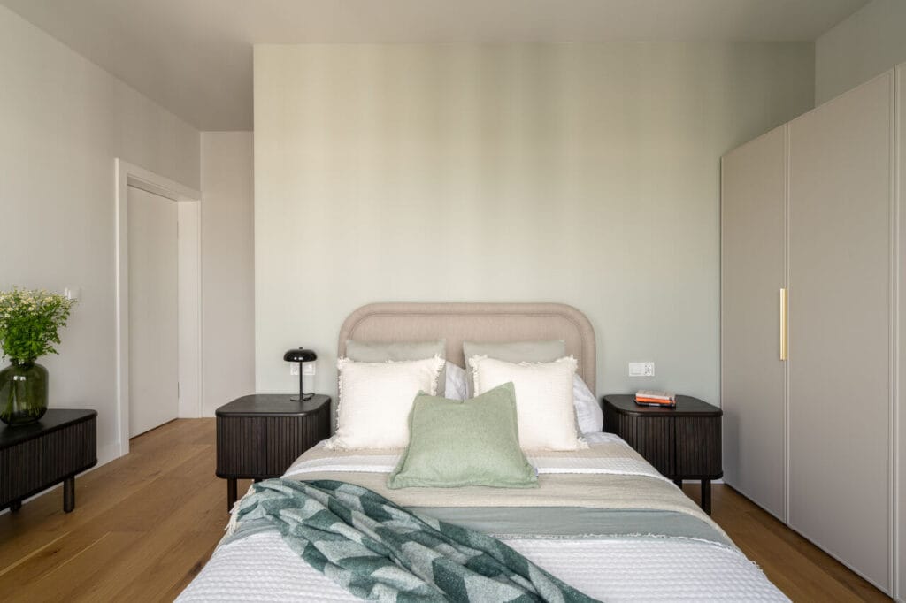 Styl modern vintage w sypialni, proj. KODO.