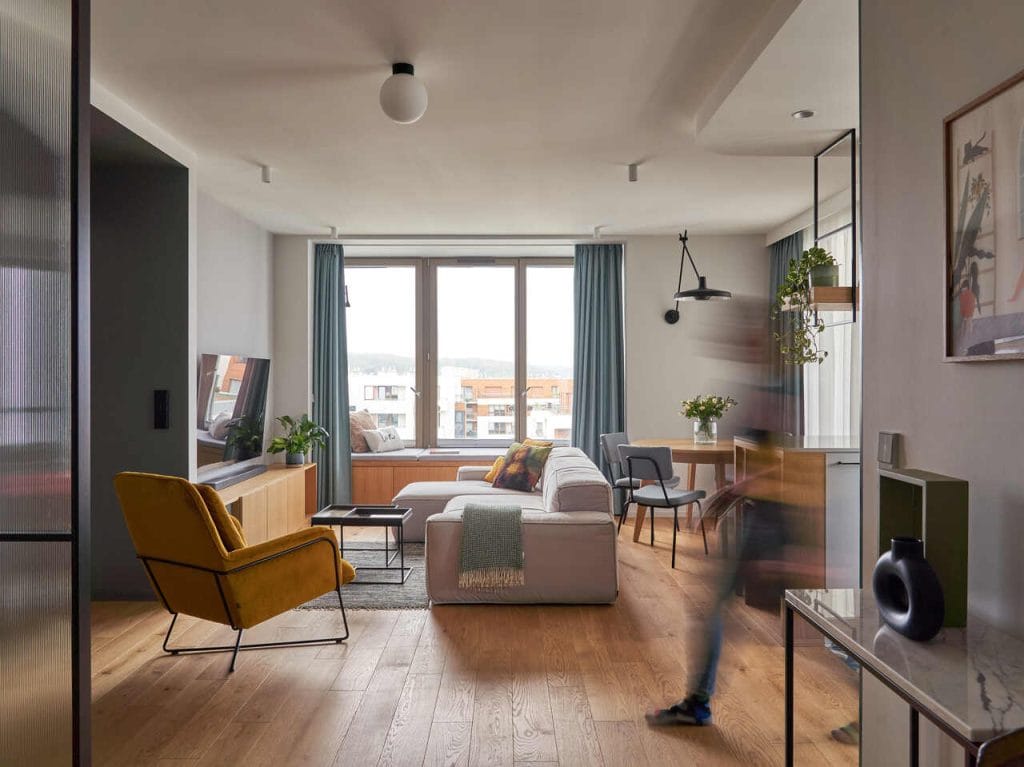 Raspberry Fields – salon w apartamencie w Gdańsku. Przytulna mieszanka designu oraz kropli kolorów z dodatkiem pulsujących wzorów pop z lat 70.