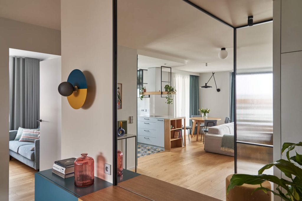 Raspberry Fields – hol z widokiem na kuchnię w apartamencie w Gdańsku. Przytulna mieszanka designu oraz kropli kolorów z dodatkiem pulsujących wzorów pop z lat 70. To koktajl dla zmysłów.