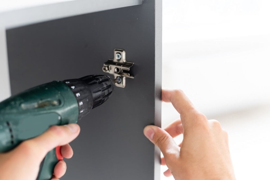 Rejs - Swojskie Smaki - montaż zawiasu we froncie