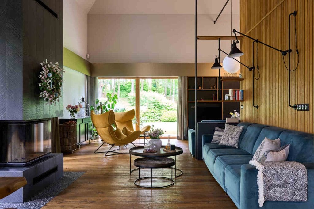 Dom w Gdańsku, gdzie przytulność łączy się z rozmachem przestrzennym. Styl boho-etno miesza się z miejską elegancją. Surowe drewno dialoguje z industrialnymi elementami ze stali.