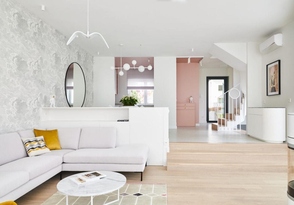 Rhino in Wonderland – wnętrze domu w Gdyni pełne zaskoczeń oraz gry kolorów i form. Biel przełamana została cielistym różem.