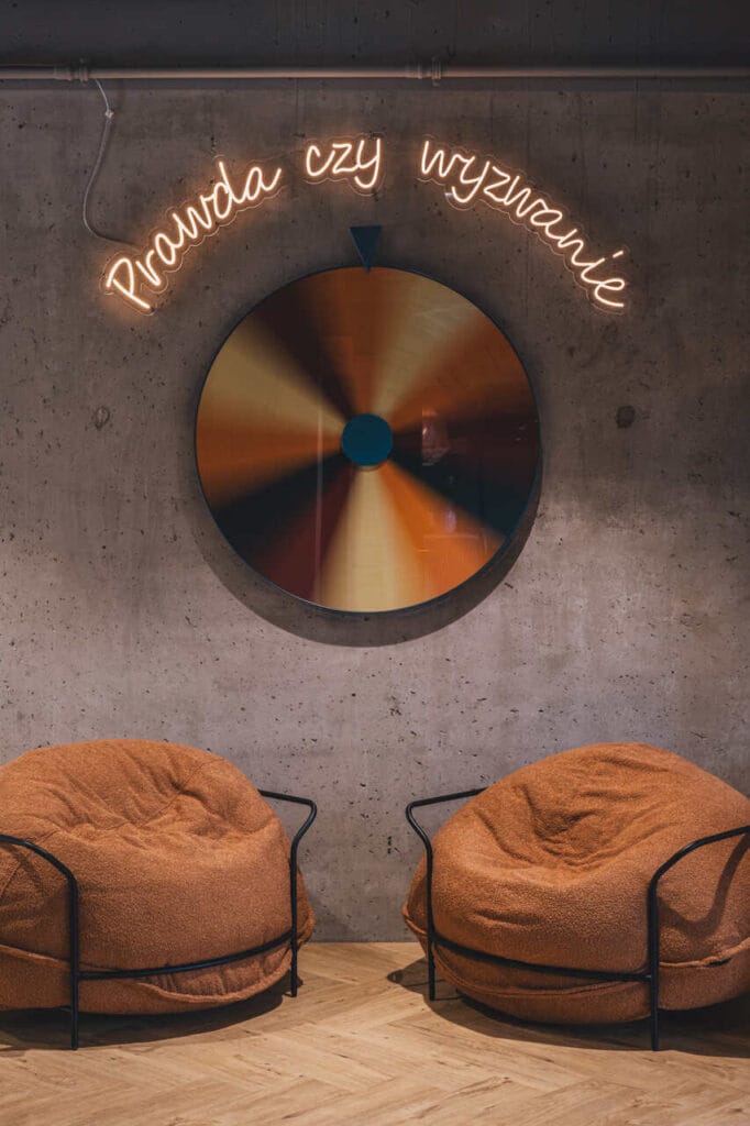 Wnętrza siedziby SOLANO GROUP, proj. AKA Studio. Fot. Hanna Połczyńska / Kroniki.