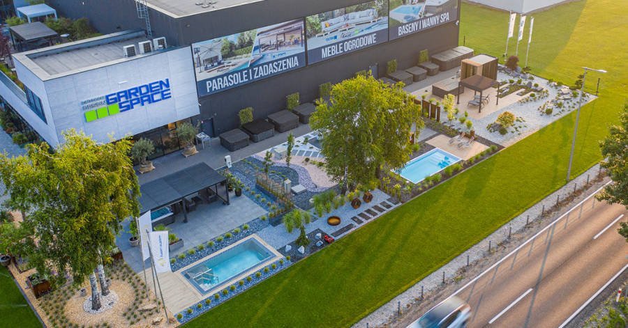 Render - wizualizacja strefy ogrodowej przed centrum handlowym, widok z lotu ptaka.