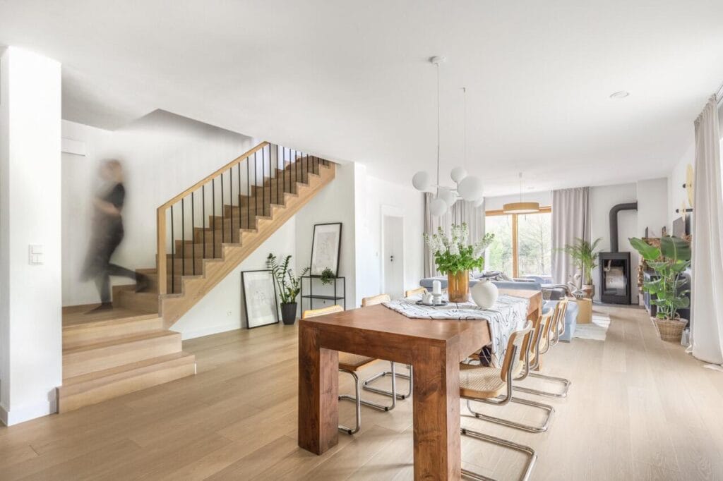 Centralne miejsce zajmuje stół. Proj. To Be Design Weronika Budzichowska. Fot. Marta Behling, Pion Poziom Fotografia Wnętrz.