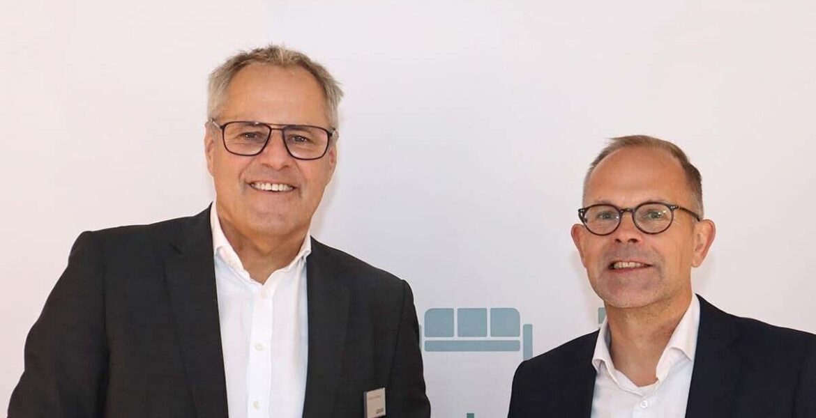 Stefan Waldenmaier, prezes Zarządu VdDK (po lewej) i Jan Kurth, dyrektor generalny VDM/VHK, przekazali w Löhne informacje na temat tego, jak się rozwija niemiecka branża mebli kuchennych. Fot. VdDK.