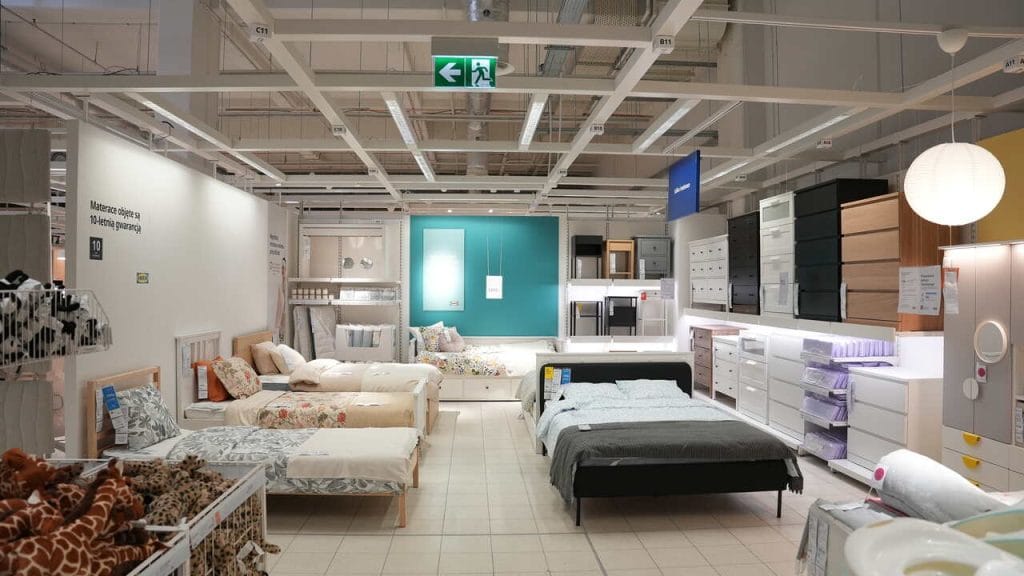 Wnętrze pierwszego w Polsce sklepu IKEA w mniejszym formacie. 