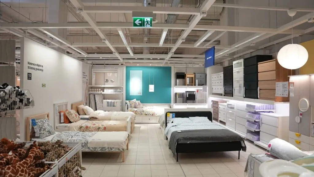 Wnętrze pierwszego w Polsce sklepu IKEA w mniejszym formacie.