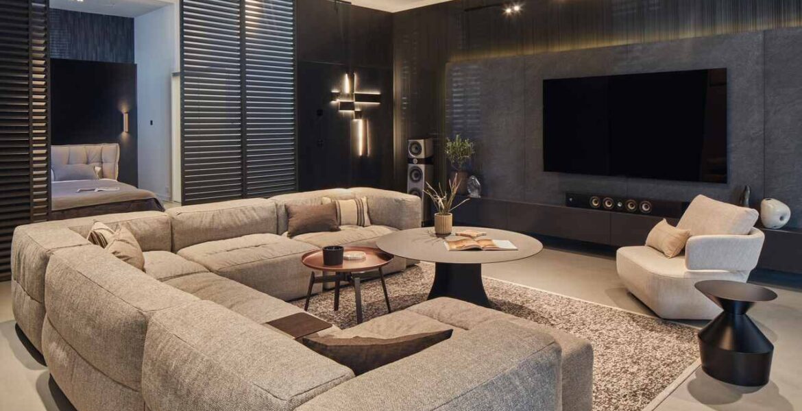 Showroom YAK Living Space Experience to przestrzeń w której można przetestować smart-home w praktyce. Wnętrze apartamentu pokazowego YAK zostało zaprojektowane w nowoczesnym, minimalistycznym stylu. Wykorzystano rozwiązania smart home i smart building renomowanych producentów. Fot. Michal Przezdzik-Buczkowski.