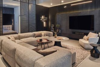 Showroom YAK Living Space Experience to przestrzeń w której można przetestować smart-home w praktyce. Wnętrze apartamentu pokazowego YAK zostało zaprojektowane w nowoczesnym, minimalistycznym stylu. Wykorzystano rozwiązania smart home i smart building renomowanych producentów. Fot. Michal Przezdzik-Buczkowski.