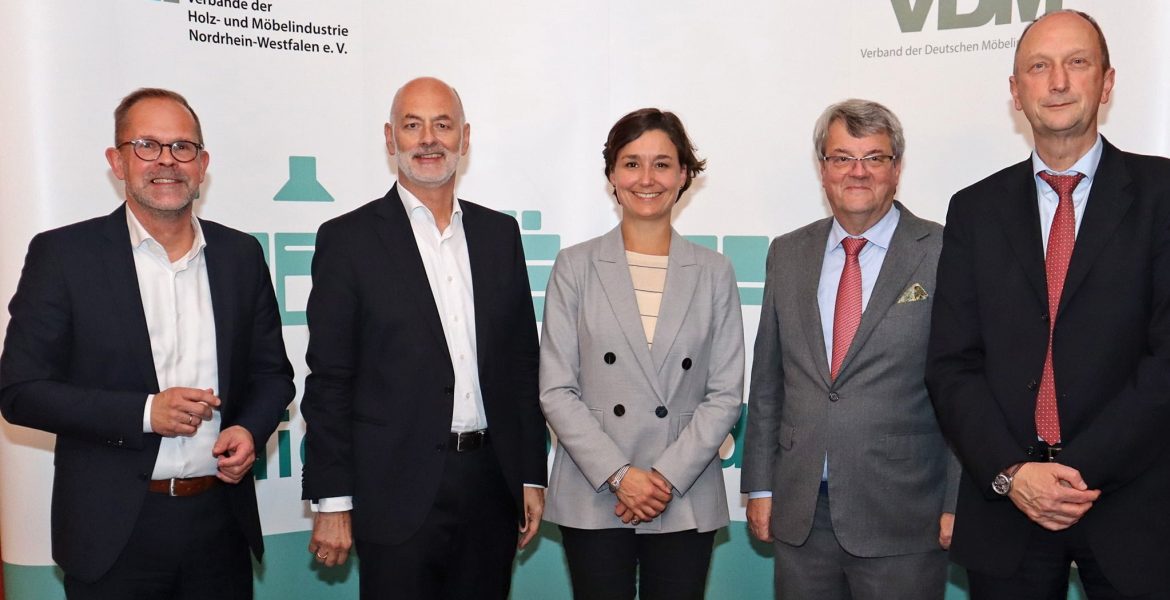 rozmowy o wyzwaniach przed niemieckimi producentami mebli