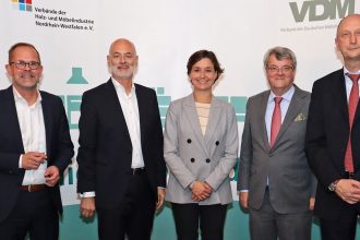 rozmowy o wyzwaniach przed niemieckimi producentami mebli