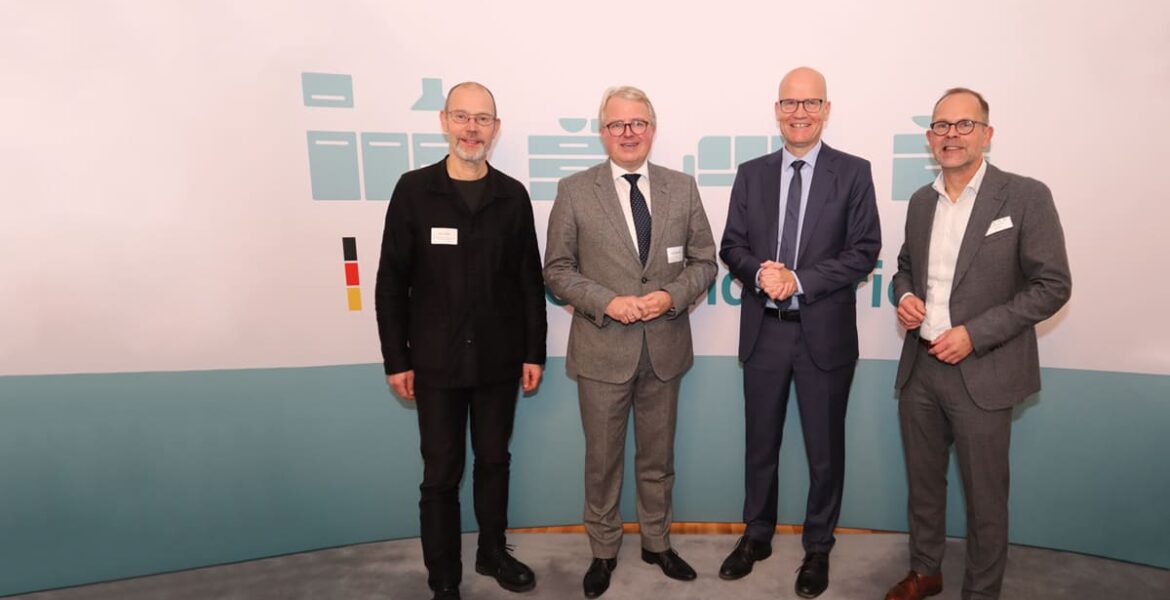 Od lewej: Leo Lübke, prezydent VDM, Frank Schäffler (FDP), Ralph Brinkhaus (CDU) i Jan Kurth, dyrektor generalny VDM. Fot. VDM/VHK.