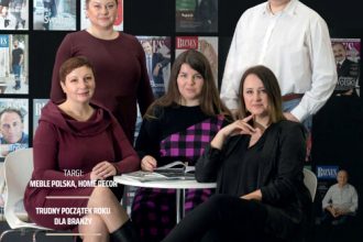 Okładka miesięcznika BIZNES.meble.pl - wydanie kwiecień 2023. Na okładce: Zespół BIZNES.meble.pl, od lewej: Ula Ditrych, Diana Nachiło, Anna Szypulska, Kasia Romanowska, Marek Hryniewicki. Fot. Tomasz Markowski.