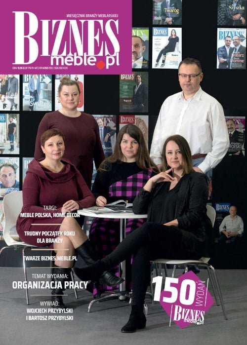 Okładka miesięcznika BIZNES.meble.pl - wydanie kwiecień 2023. Na okładce: Zespół BIZNES.meble.pl, od lewej: Ula Ditrych, Diana Nachiło, Anna Szypulska, Kasia Romanowska, Marek Hryniewicki. Fot. Tomasz Markowski.