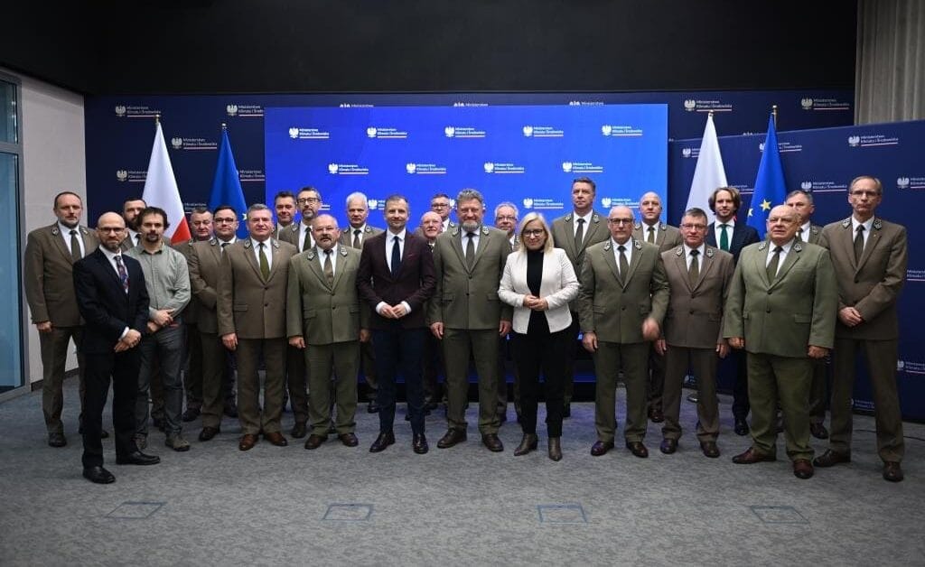 W spotkaniu w Ministerstwie Klimatu i Środowiska wzięli udział: Minister Klimatu i Środowiska, Paulina Hennig-Kloska oraz Podsekretarz Stanu, Główny Konserwator Przyrody, Mikołaj Dorożała oraz wszyscy regionalni dyrektorzy Lasów Państwowych wraz z przedstawicielami DGLP.
