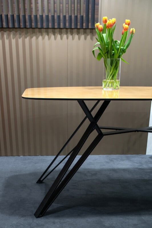 Proform i Lumatech - stoisko targowe Warsaw Home & Contract 2023 - stół