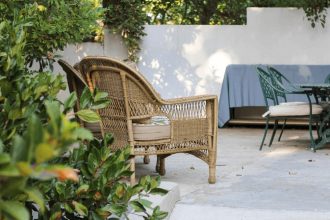 Fotel rattanowy w ogrodzie.