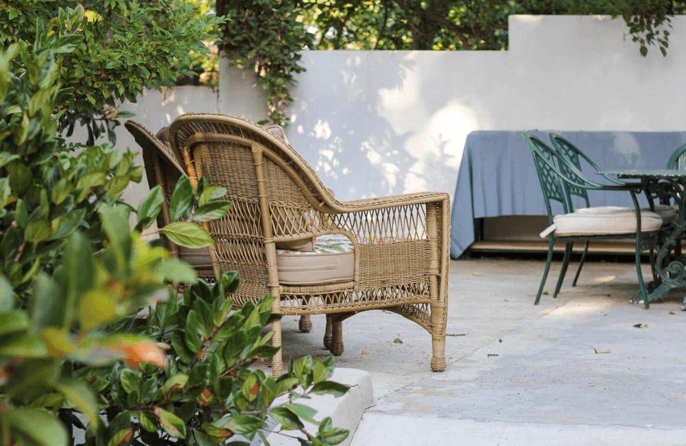 Fotel rattanowy w ogrodzie.