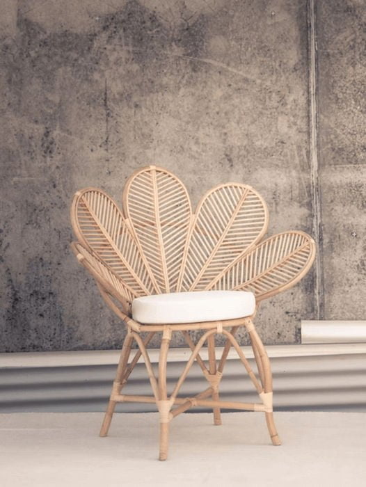 Fotel rattanowy z oparciem w kształcie kwiatu.