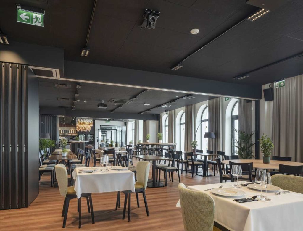 Wnętrza restauracji Capri projektu pracowni Tremend. Fot. Rockfon, Bartosz Makowski.