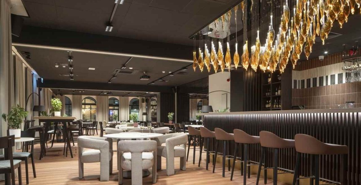 Wnętrza restauracji Capri projektu pracowni Tremend. Fot. Rockfon, Bartosz Makowski.