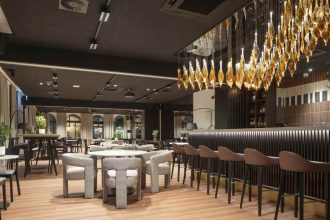 Wnętrza restauracji Capri projektu pracowni Tremend. Fot. Rockfon, Bartosz Makowski.