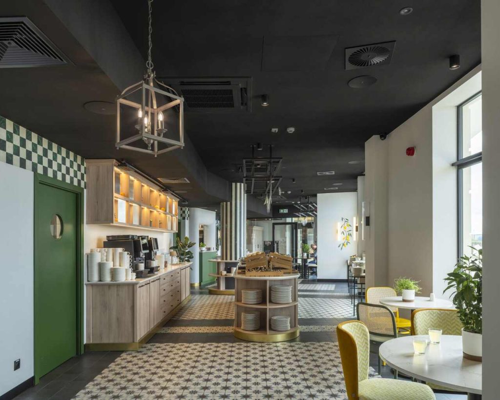 Wnętrza restauracji Capri projektu pracowni Tremend. Fot. Rockfon, Bartosz Makowski.