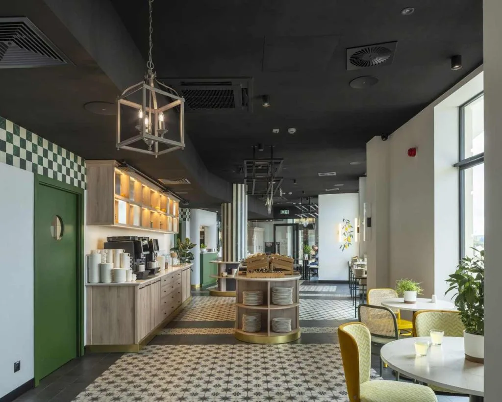 Wnętrza restauracji Capri projektu pracowni Tremend. Fot. Rockfon, Bartosz Makowski.