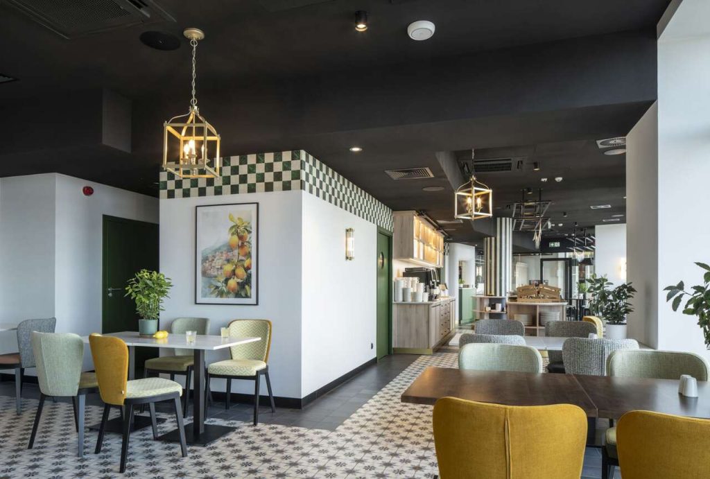 Wnętrza restauracji Capri projektu pracowni Tremend. Fot. Rockfon, Bartosz Makowski.