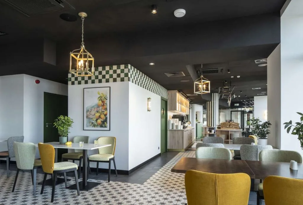 Wnętrza restauracji Capri projektu pracowni Tremend. Fot. Rockfon, Bartosz Makowski.