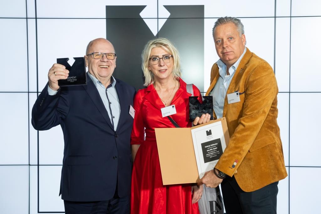 Na zdjęciu od lewej: Henryk Grabarczyk, Ewa Grabarczyk i Frank Renders, przedstawiciele firmy Jaka BKL. W kategorii strefa kuchenna: meble – klasa standard najlepsza okazała się kolekcja Optikontur.