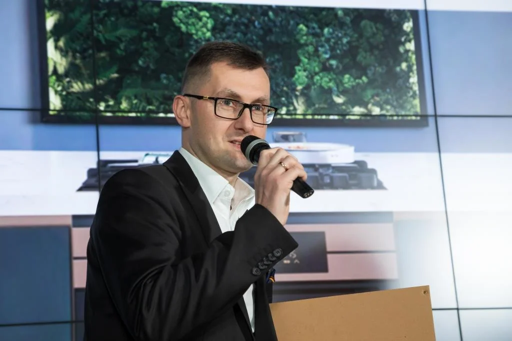 W kategorii strefa kuchenna: wyposażenie kuchni – klasa premium triumfem podzieliły się dwa produkty. Jednym z nich była Kernau Linia Raw Copper – zgłoszona przez firmę Kernau. Nagrodę odebrał Tomasz Bytnar.