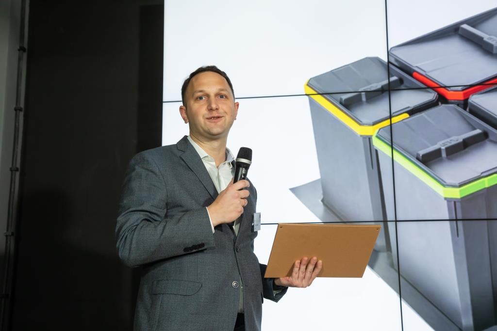 Michał Garwacki z firmy GTV. Axispace kosze z grafenem okazały się jednym z dwóch najlepszych produktów w kategorii strefa kuchenna: wyposażenie kuchni – klasa premium.