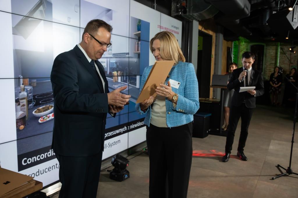Alina Tomaszewska z firmy Sevroll-System odbiera statuetkę Diament Meblarstwa za Concordia system do drzwi przesuwnych z niewidocznymi torami, laureata w kategorii strefa przechowywania.