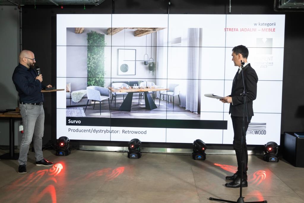 W kategorii strefa jadalni: meble najlepsza okazała się kolekcja Survo zgłoszona przez firmę Retrowood. Nagrodę odebrał i przybliżył zebranym ten produkt Michał Chojnacki.
