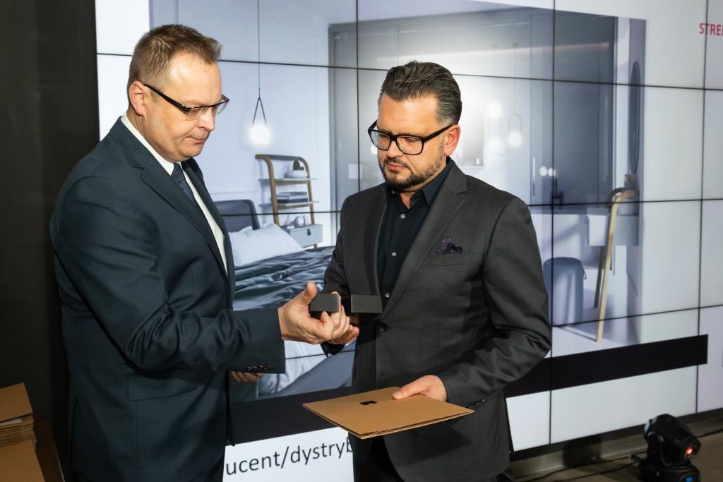 W kategoria strefa łazienki: meble – klasa premium zwyciężył Moss zgłoszony przez firmę Krofam. Z rąk Marka Hryniewickiego, redaktora naczelnego BIZNES.meble.pl statuetkę Diament Meblarstwa odebrał Grzegorz Pękalski.