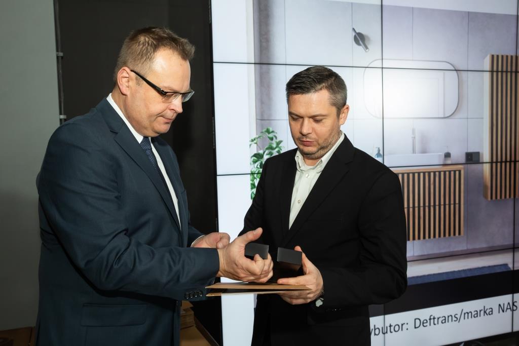 W kategorii strefa łazienki: meble – klasa standard zwyciężyła Line zgłoszona przez firmę Deftrans. Na zdjęciu: Marek Hryniewicki i Marcin Tobolski.