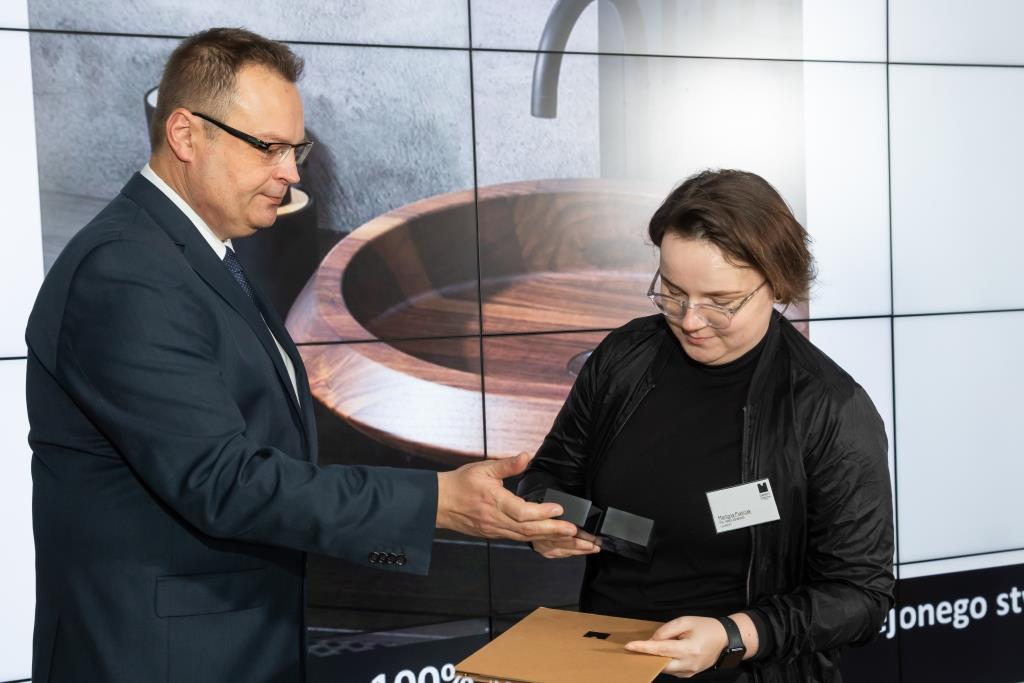 Martyna Piaściak z firmy Pol-Kres Edwood Daniel Tomaszuk odbiera z rąk Marka Hryniewickiego, redaktora naczelnego BIZNES.meble.pl, statuetkę Diament Meblarstwa.