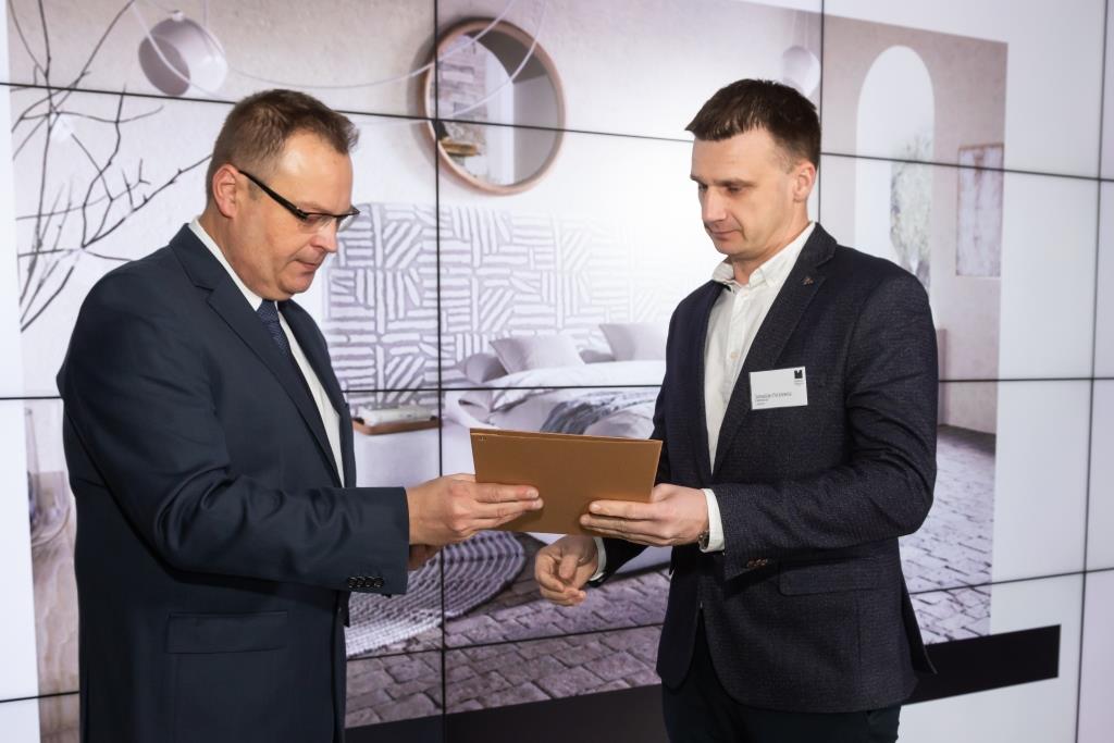 Sebastian Perkiewicz z firmy Comforteo z nagrodą w kategorii strefa snu: meble – klasa premium przyznaną dla Genesis. Statuetkę i dyplom wręczył Marek Hryniewicki, redaktor naczelny BIZNES.meble.pl.