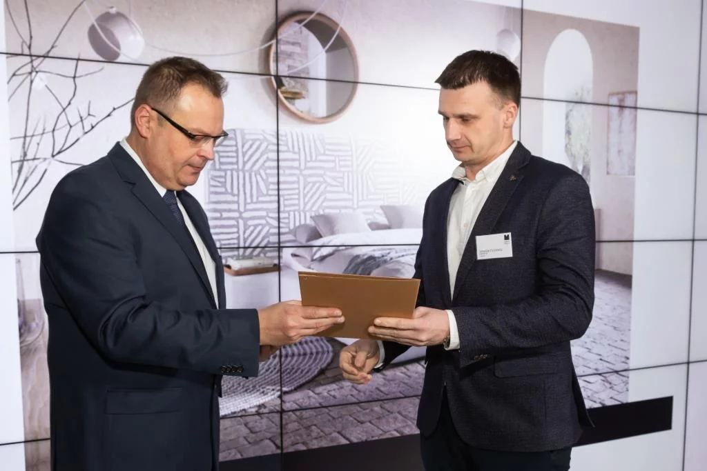 Sebastian Perkiewicz z firmy Comforteo z nagrodą w kategorii strefa snu: meble – klasa premium przyznaną dla Genesis. Statuetkę i dyplom wręczył Marek Hryniewicki, redaktor naczelny BIZNES.meble.pl.