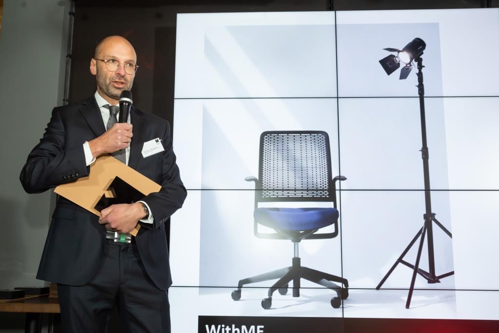 Roman Przybylski z firmy Nowy Styl i nagroda dla WithME, który okazał się najlepszy w kategorii strefa pracy: home office.